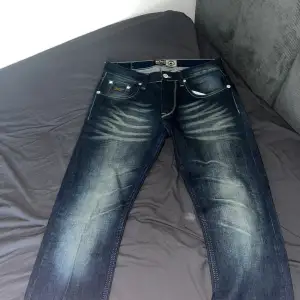 Hej! Detta är ett par jeans som tyvärr inte passar min bror längre. De är rrlativt använda men i bra skick ändå. Modellen är regular fit och passar därför alla klädstiler. W32 L34, RPBCL 1980 jeans, 7/10 kondition