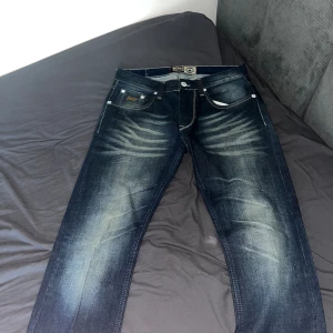 sköna vintage jeans - Hej! Detta är ett par jeans som tyvärr inte passar min bror längre. De är rrlativt använda men i bra skick ändå. Modellen är regular fit och passar därför alla klädstiler. W32 L34, RPBCL 1980 jeans, 7/10 kondition