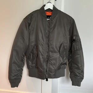 Bomberjacka H&M - Oanvänd grön bomberjacka / jacka från H&M. Nypris 800 kr. Skick 10/10. Storlek XS. 