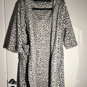 leopard morgonrock - - använd - bra skick - med luva och fickor - väldigt mysig och skön 