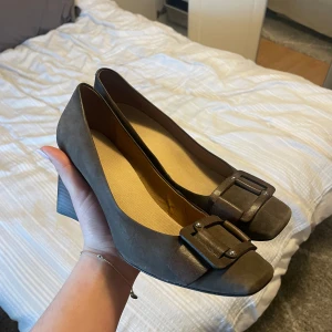 Klackskor - Klackskor med gulligt spänne, köpta secondhand och är lite slitna innuti men annars i bra skick. Är i storlek 39 men skulle mer säga att de är i storlek 40. 