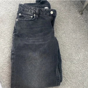 Jeans  - Säljer dessa då de inte kommer till användning, vet ej var de är köpta och känner nt igen märket! Passar XS/S, skicka för frågor elr bilder 💞💞
