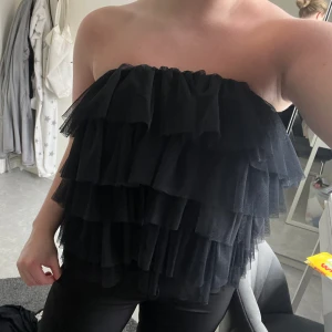 Festtopp  - Svart festtopp men som egentligen är en kjol från zaras barnavdelningen i storlek 164. Så passar både som kjol och topp.