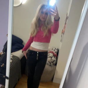 Rosa overshirt - Säljer en jätte fin croppad långärmad rosa tröja. Funkar perfekt som en tröja över en annan eller bara som croptop. 