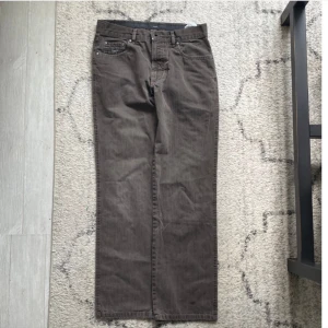 Vintage Bugatti Byxor - I bra skick utöver en olje fläck som syns på sista fotot  Storlek 32/32 men skriv för mer specifika mått  Skriv ifall du har några fler frågor!