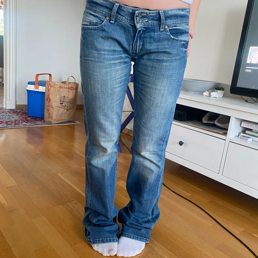 Supersnygga lågmidjade jeans från Bigstar. Midjemått:43cm x 2 Innerbenslängd: 84cm  Lårbredd rakt över:25cm  Bilderna är på min kompis som är ca 165-166 cm🌟❤️. Jeans & Byxor.