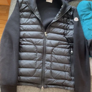 Moncler cardigan - Tjo säljer nu en moncler cardigan i topp skick skulle säga 9/10 till ett riktigt bra pris, du får med nk påsen och nk kvitto av jackan och nypris på jackan idag är 10 000 kr, 