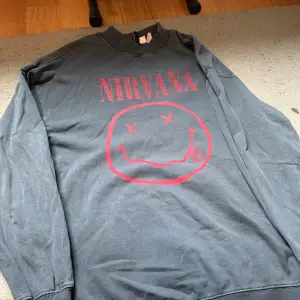 en långärmad tröja med nirvana tryck. är i storlek M men oversized så sitter som en L. ascool är den :) den är mörkgrå