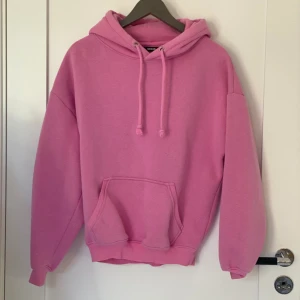 Rosa hoodie från Bik Bok  - Säljer denna knappt andvända hoodien från Bik Bok. Superhärlig färg, perfekt nu till våren och sommaren. Köpt för 400kr men säljer för 190då den bara är andvänd 2 gånger.Inga defekter, skriv för fler bilder 💕