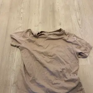 En vanlig beige t-shirt som inte används längre, mycket bra skick