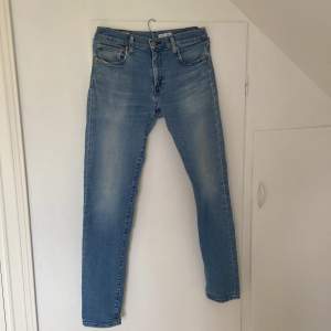 Säljer dessa ljusblå Levis jeans i storlek 30/34.