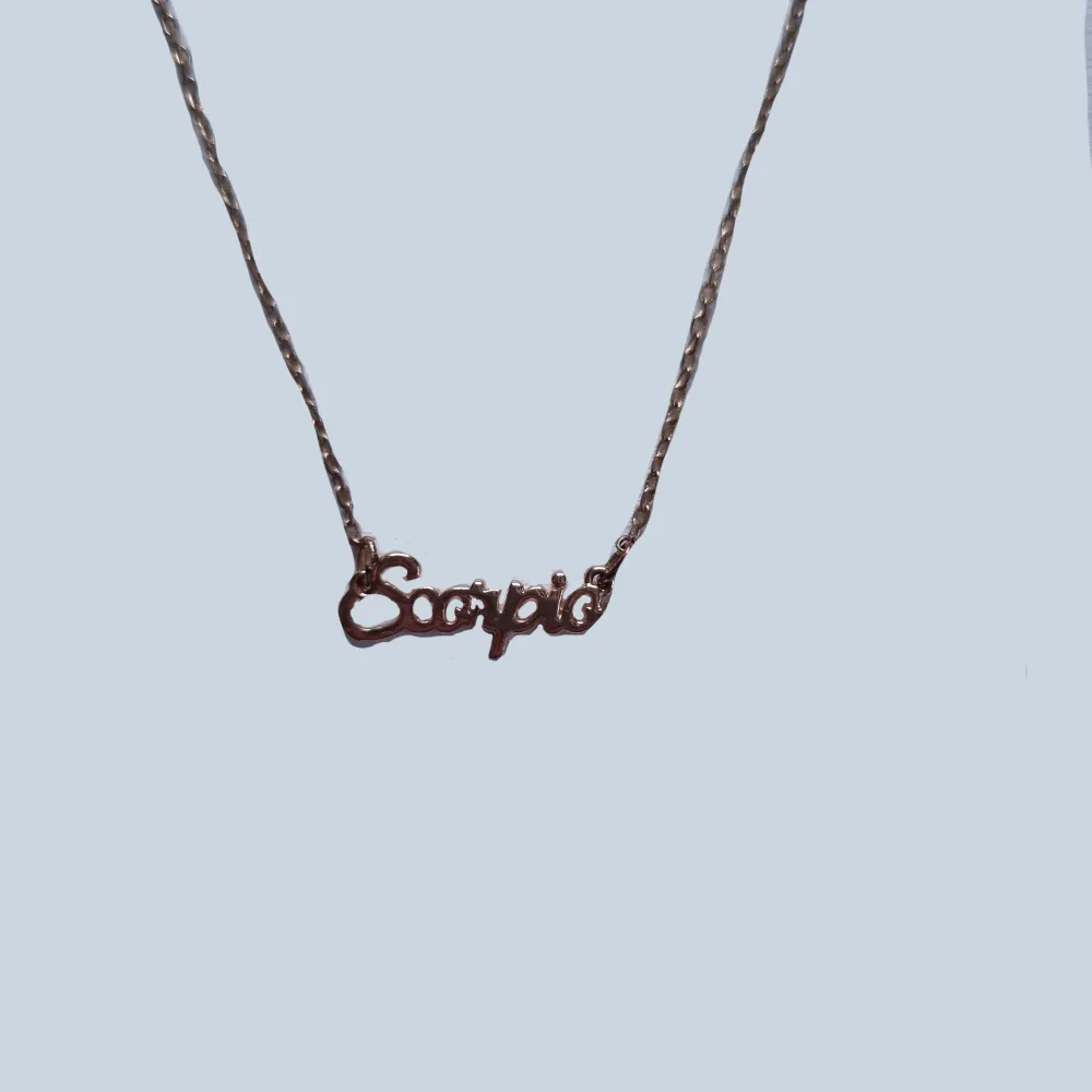 Scorpio halsband i guldfärg som knappt har blivit användt.. Accessoarer.