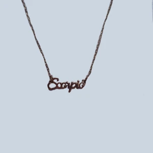 Scorpio halsband - Scorpio halsband i guldfärg som knappt har blivit användt.