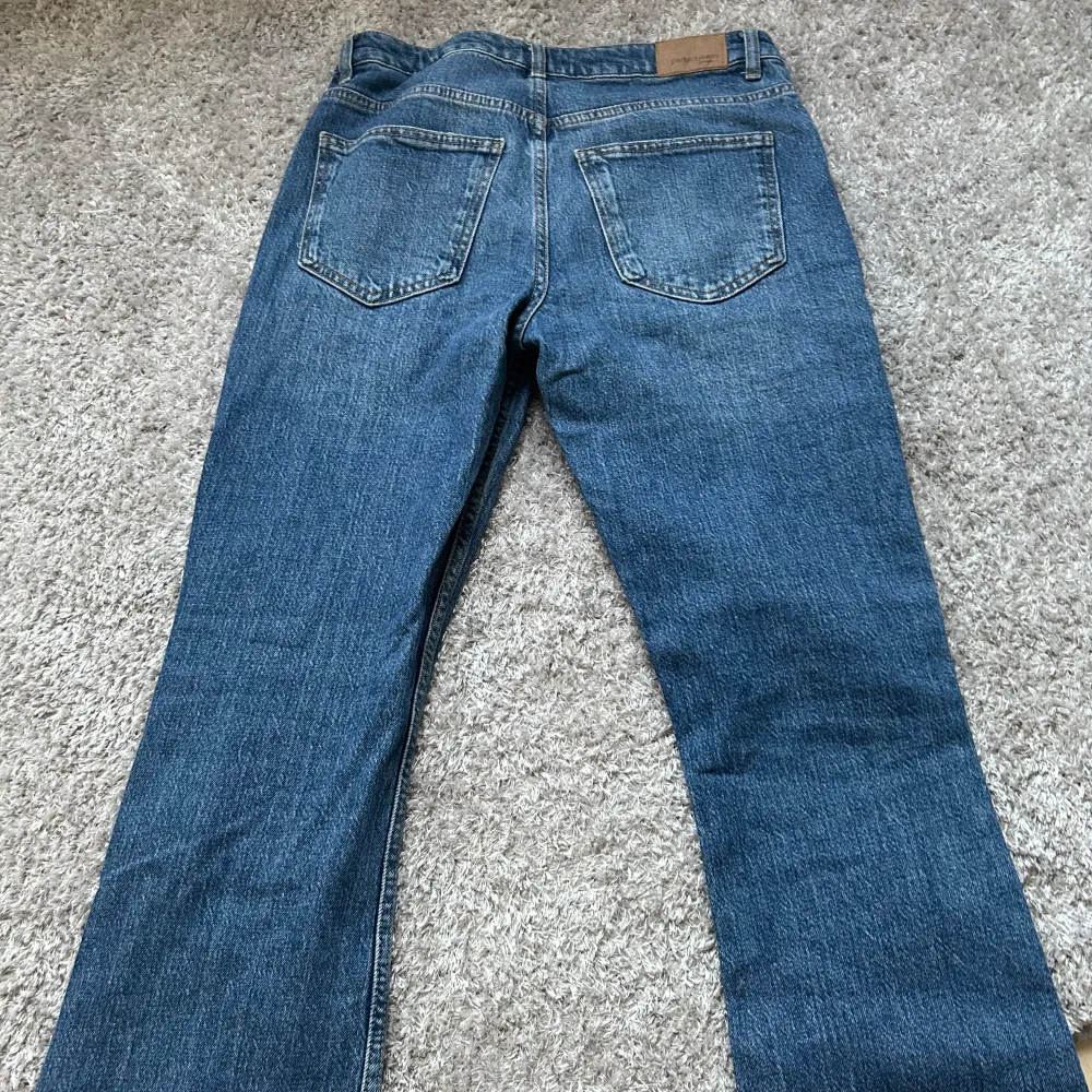 Andvänt ett par gånger men fortfarande i bra skick🫶🏼 Jag är 172 cm och har storleken 38 på jeansen🤍 Frakt får du betala själv🫶🏼. Jeans & Byxor.