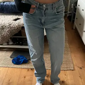 Midwaist oversized jeans från Gina tricot. 