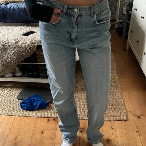 Oversized blåa jeans - Midwaist oversized jeans från Gina tricot. 