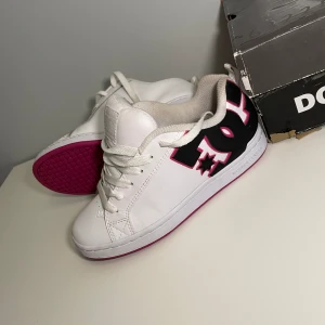 Dc skor - Köpta här på plick men säljer för att dom tyvärr var för små för mig😔hör av dig för mer bilder🫶