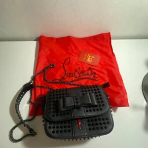 Sweet Charity Louboutin Väska - Säljer helt ny Sweet Charity Louboutin Väska. Endast använd 2 gånger.  Inga defekter eller märken. Pris: 3 000 (kan diskuteras)