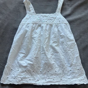 Sommar topp - Super söt sommrig broderad topp med lite paljetter uppe till🌸 nästan som ny!  Gratis frakt går att fixa❤️