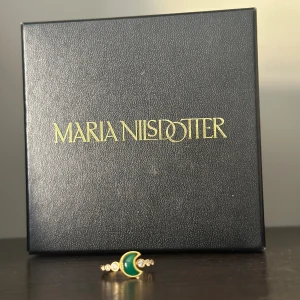 Maria Nilsdotter Once in a Green Moon - Knappt använd. Gulguld med briljanter och grön agat. Nypris 15.000kr säljes för 7000kr