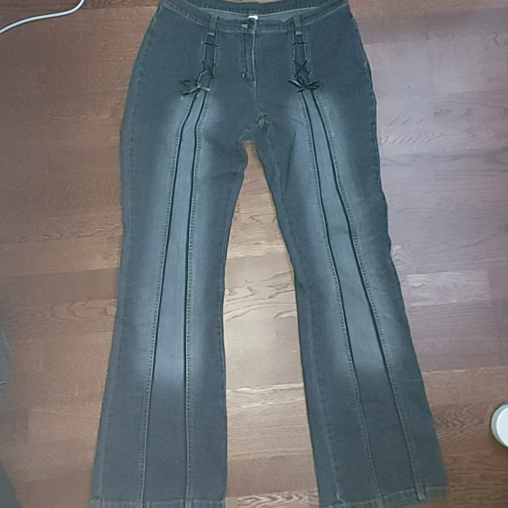 Gråa mörktvätt flared jeans med rkt fet stitching detalj på framsidan💯 Pris kan diskuteras👍🏻👍🏻 Kom dm för mått och sånt🙏🙏. Jeans & Byxor.