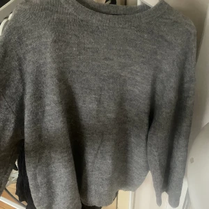 Stickad tröja  - Grå stickad tröja från lager 157! Super söt. Storlek S