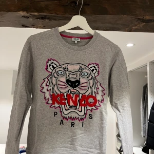 Kenzo tröja - Kenzo tröja, liten i storleken så passar storlek s