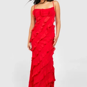 Röd Volang klänning - Säljer denna klänning då den inte passa på mig. Aldrig använd! Passar perfekt till bal eller andra fina tillfällen, perfekt inför sommaren💓 Priset kan diskuteras och möts gärna upp runtom i Stockholm❤️