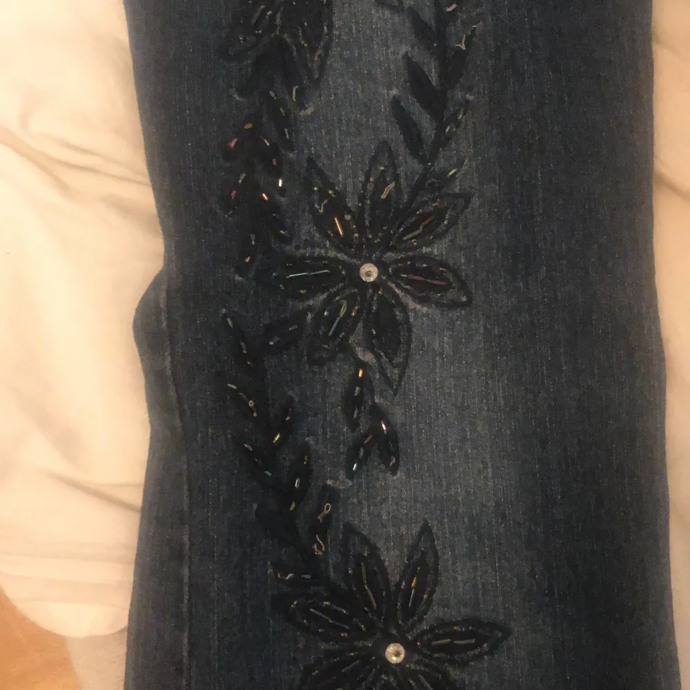 Ett par jeans med jätte fin blomster detalj knappt använda då dem är för stora i bra skick! . Jeans & Byxor.