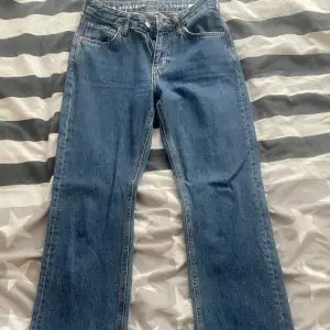 Mörkblåa mid waist jeans/low straight (raka ben). Köpta från bik bok (orginal pris 700 kr)  Midja: 25 Längd: 32 Använts några gånger, används inte längre. Väldigt bra skick. Priset kan diskuterat. 
