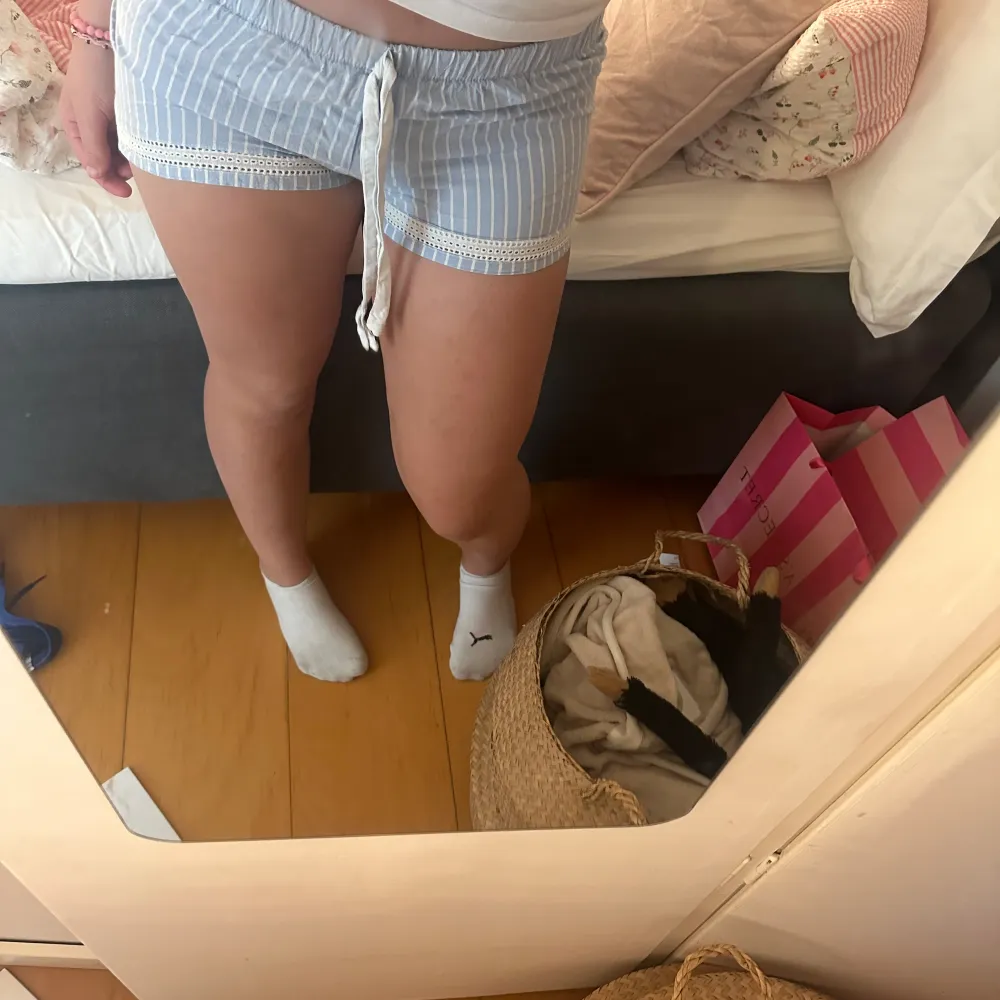 Nästan helt oanvända pyjamasshorts från Love To Lounge 💕 jättefina och sköna men är för små så kommer därav inte till användning 🙌🏼 . Shorts.