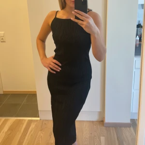 Svart midklänning oanvänd - Jättefin!! se mönster på sista bilden. minns ej vart köpt men skulle tippa på gina/bikbok/shein🥰(klipper alltid av lappar) 
