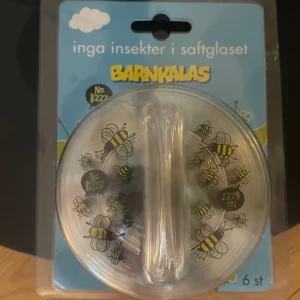 Nya i förpackning/Glaslock  - Svenskdesignat lock till glasen som skyddar drickan för objudna gäster. Locken har en universal passform upp till 84 mm i diameter och tål maskindisk. 6-packa  Transparent i färg 