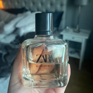 Zara parfym - Säljer denna goda zaraparfymen då den inte längre kommer till användning. Använd men ca 70% kvar i flaskan så har myclet kvar att ge. Säljs inte längre på zara. Pris:150+frakt