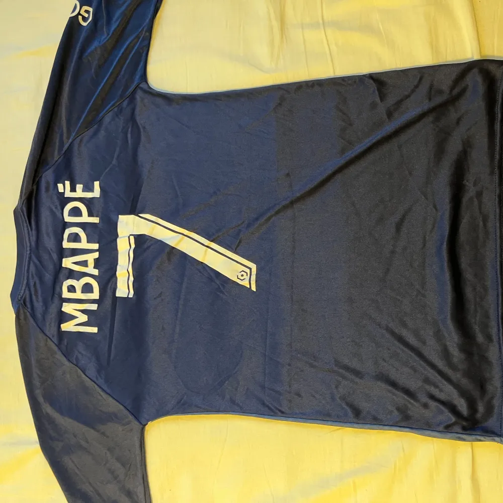 Hej, Psg T-shirt ”Mbappe”. Aldrig använts. Priset är 300:- Pris går att diksuteras vid snabb affär mvh Storlek M passar S också.. T-shirts.