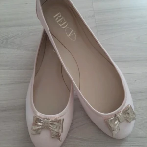 Ballerinaskor Valentino - Ballerinaskor från Valentino. Köpta från vinted från en som endast provat dom. Storlek 36 men skulle säga att de passar 37 då dom är förstora för mig som har 36. Nypris 2600kr Låda som medföljer😊 (priset går att diskutera vid snabb affär)