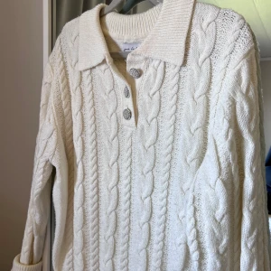 Stickad tröja  - Fin stickad tröja med krage & glitterknappar från Pvve Friday.  Använd Max 5 gånger. Nypris runt 700:-. Mitt pris 300:-. 