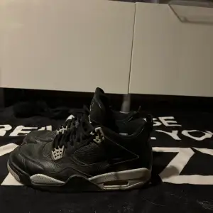 Jordan 4 oreo 2015  -Size 42,5 us 9  -Cond 8,5/10 men lite sprucken insidan -Boxen tillkommer perfekt skick -köpta på StockX   Pris går att diskutera 