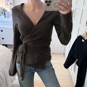 Kashmir kofta - Hej säljer denna superfina omlottkoftan i Kashmir från Arket. Använd ca 3ggr. 