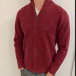 Tommy Hilfiger Kofta - Dragkedjeströja från Tommy Hilfiger. Tyget avviker lite på vissa platser. Ser lite vitare ut under loggan och längst ner till vänster på baksidan. Ser ändå bra ut då det mest märks i ljus! Storlek S men kan också passa M. Prisförslag välkomnas 🔥🔥37 