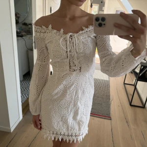 Klänning - Så fin klänning köpt i Kroatien för ca 2 år sen💋typ aldrig använd, perfekt nu till studenten 😍jag är 168cm lång