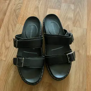 Säljer dessa sandaler, använt sparsamt och perfekt nu till värmen. 