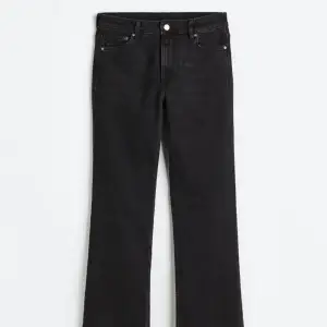 Jättefina svarta bootcut jeans från H&M! Bra skick, ganska små i storleken, sitter som en 44:a ungefär. Nypris 299kr. Köparen står för frakten :)