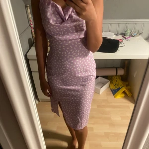 Lila somrig klänning  - Säljer denna jättesöta klänningen som jag tyvärr inte tycker passar mig 