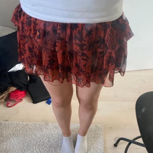 Kjol - Röd kjol ifrån zara! Jag har vikt upp den lite på bilden. Några sömmar har gått upp men inget som är sä märkbart (andra bilden)