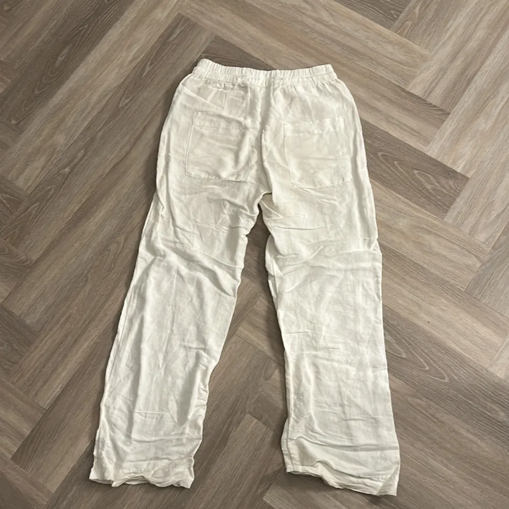 Nu säljer jag mina linnebyxor från kapphal som tyvärr har blivit för små, dom är i nyskick och använda ca 2 gånger💗 jag säljer för 300kr då jag köpte dom för 499kr, det är bra att höra av sig vi funderingar eller vill ha fler bilder💗. Farkut & Housut.