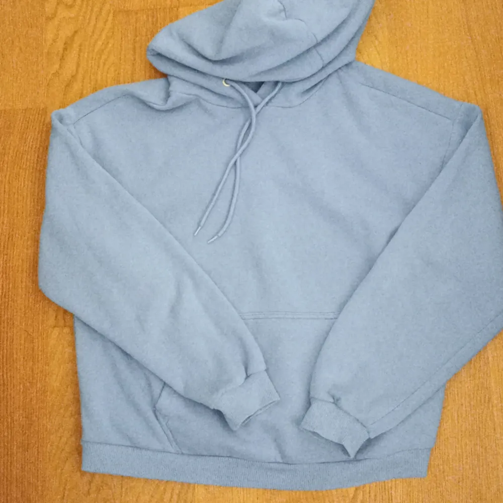 En fin blå hoodie köpt på Zalando från Only. Storlek M. Fint skick. . Hoodies.