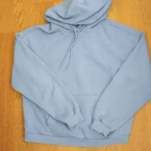En fin blå hoodie köpt på Zalando från Only. Storlek M. Fint skick. 
