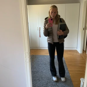 Vårjacka - Jättefin beige/brun vårjacka från Mango. Använd endast ett fåtal gånger💕