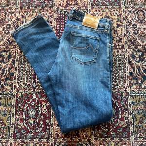 Jacob Cohën jeans i storlek 35 passar mindre! Byxorna är i väldigt bra skick men lappen på baksidan lite slitningar. Nypris över 5000kr!🙌🏽 Kan gå ner i pris vid smidig affär!🙌🏽